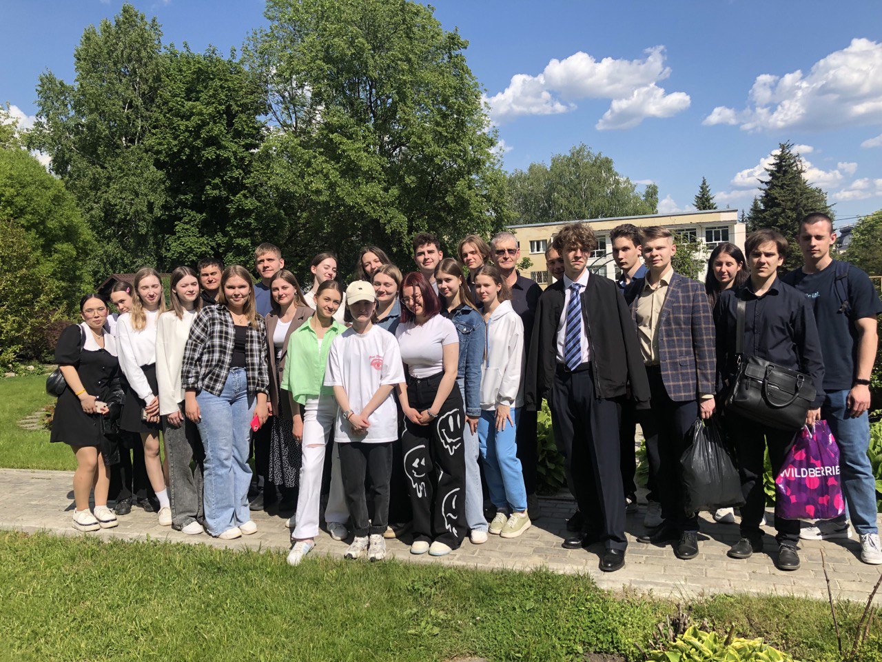 21 мая 2024 года студенты группы 23ИПО1 (куратор - проф. каф. ВИиО В.И. Шувалов) посетили Ботанический сад им. И.И. Спрыгина ПГУ